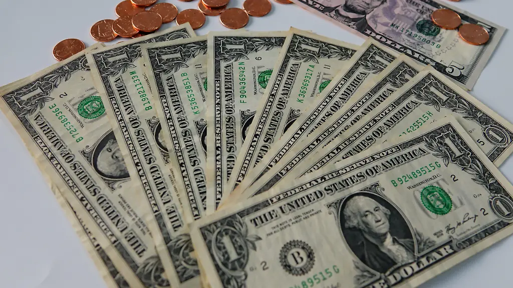 YICHANG-CHINA-DECEMBER-11-2025-US-dollar-banknotes-captured-in-Yichang-Hubei-China-on-December-11-2025