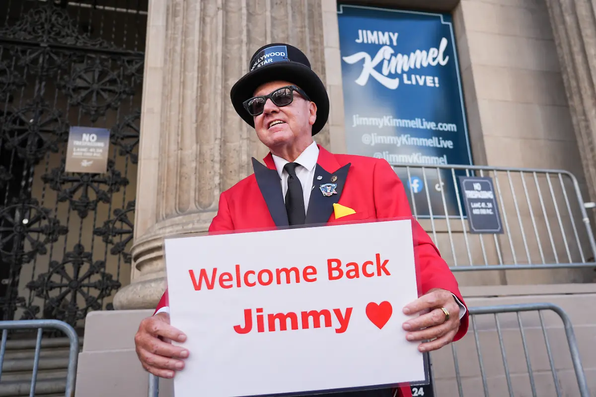 Gregg-Donovan-holds-a-sign-that-says-Welcome-Back-Jimmy-in-front-of-the-Jimmy-Kimmel-Live-studio-on-Hollywood-Blvd-on-Tuesday-Sept-23-2025-in-Los-Angeles