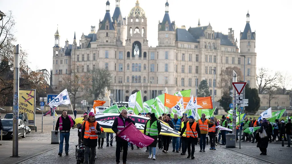 Die-Beschaeftigte-im-oeffentlichen-Dienst-der-Laender-fordern-ein-Einkommensplus-von-sieben-Prozent-und-gehen-dafuer-auch-auf-die-Strasse