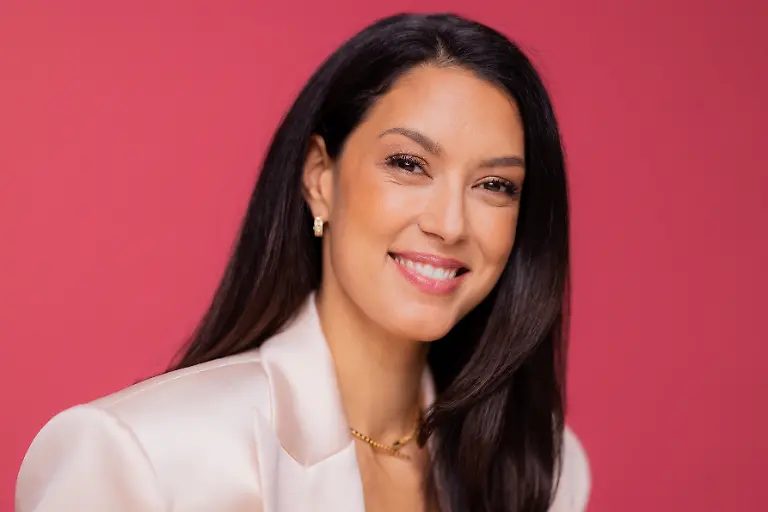 Moderatorin-Rebecca-Mir-steht-in-einem-Studio-im-Sendezentrum-von-RTL-Mir-ergaenzt-ab-2026-das-Moderationsteam-von-RTL-Exclusiv-Das-Starmagazin