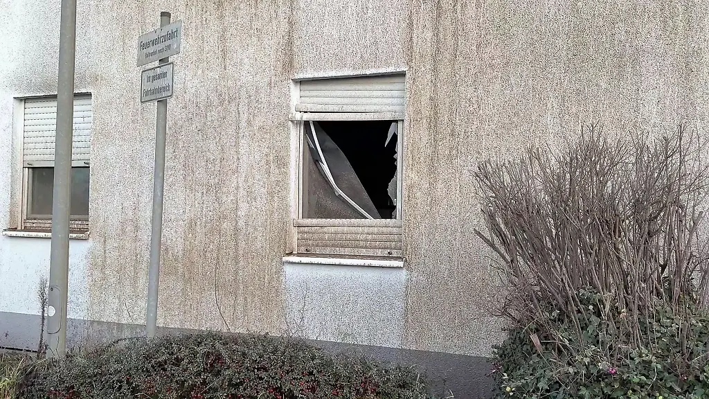 Die-Druckwelle-der-Bombe-verursachte-den-Bruch-mehrerer-Fenster-in-der-Naehe-der-Fundstelle