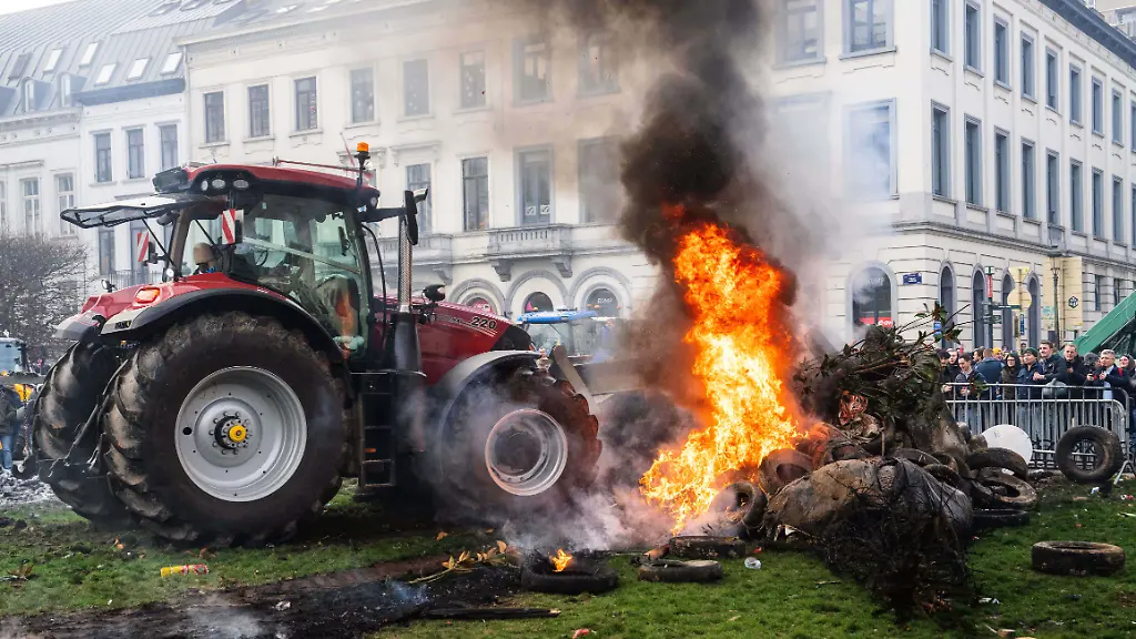 Demonstranten-verbrennen-Reifen-waehrend-einer-Demonstration-europaeischer-Landwirte-vor-dem-EU-Gipfeltreffen-in-Bruessel