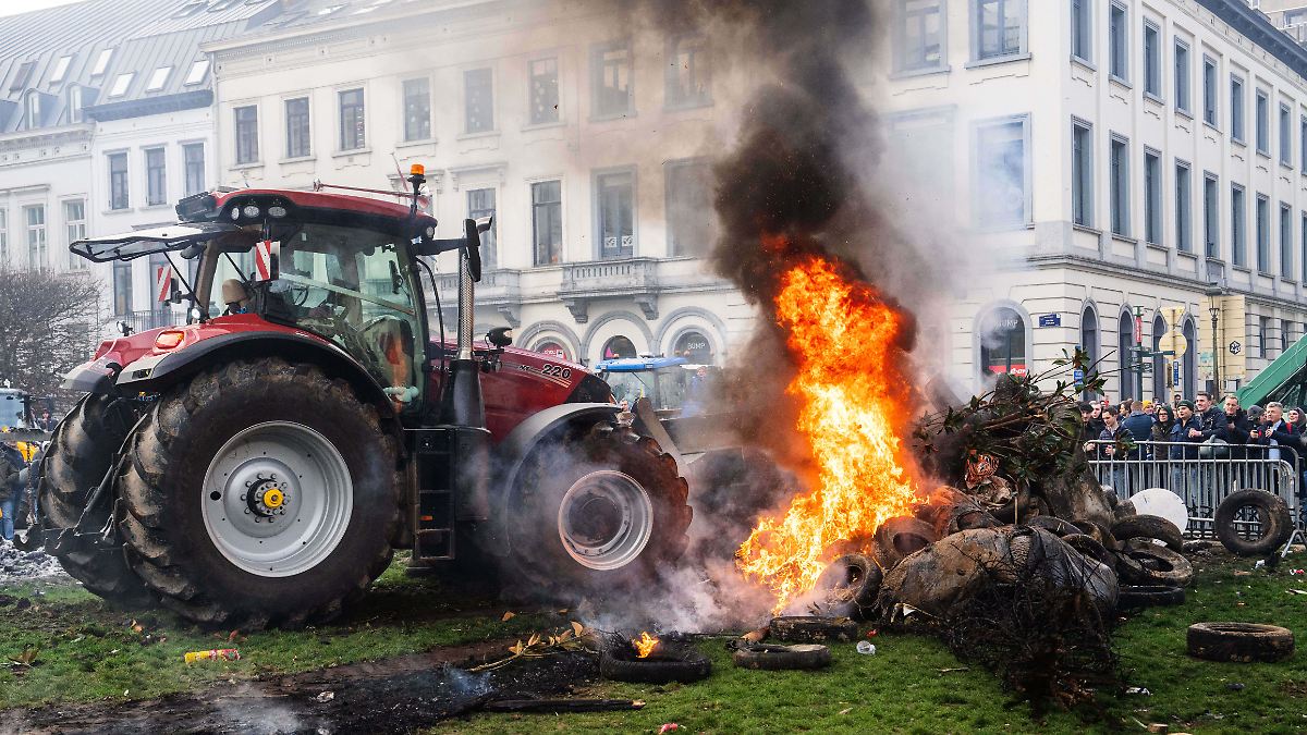 Unmut-ber-Freihandelsabkommen-Feuer-und-Tr-nengas-bei-Bauernprotesten-in-Br-ssel