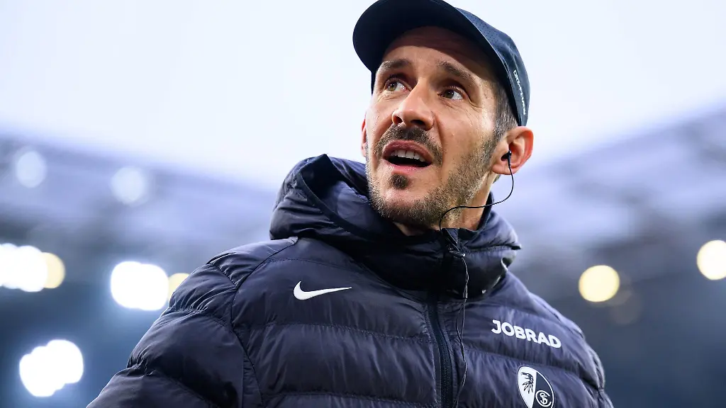 Trainer-Julian-Schuster-und-seine-Freiburger-sind-am-Samstag-in-Wolfsburg-zu-Gast