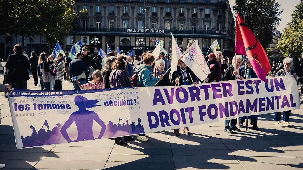 People-are-holding-a-banner-that-reads-Avorter-est-un-droit-fondamental-during-a-demonstration-for-abortion-rights-in-Paris-France-on-September-28-2025-Des-personnes-tiennent-une-banderole-ou-il-y-a-inscrit-Avorter-est-un-droit-fondamental-lors-d-une-manifestation-pour-le-droit-a-l-avortement-a-Paris-en-France-le-28-septembre-2025