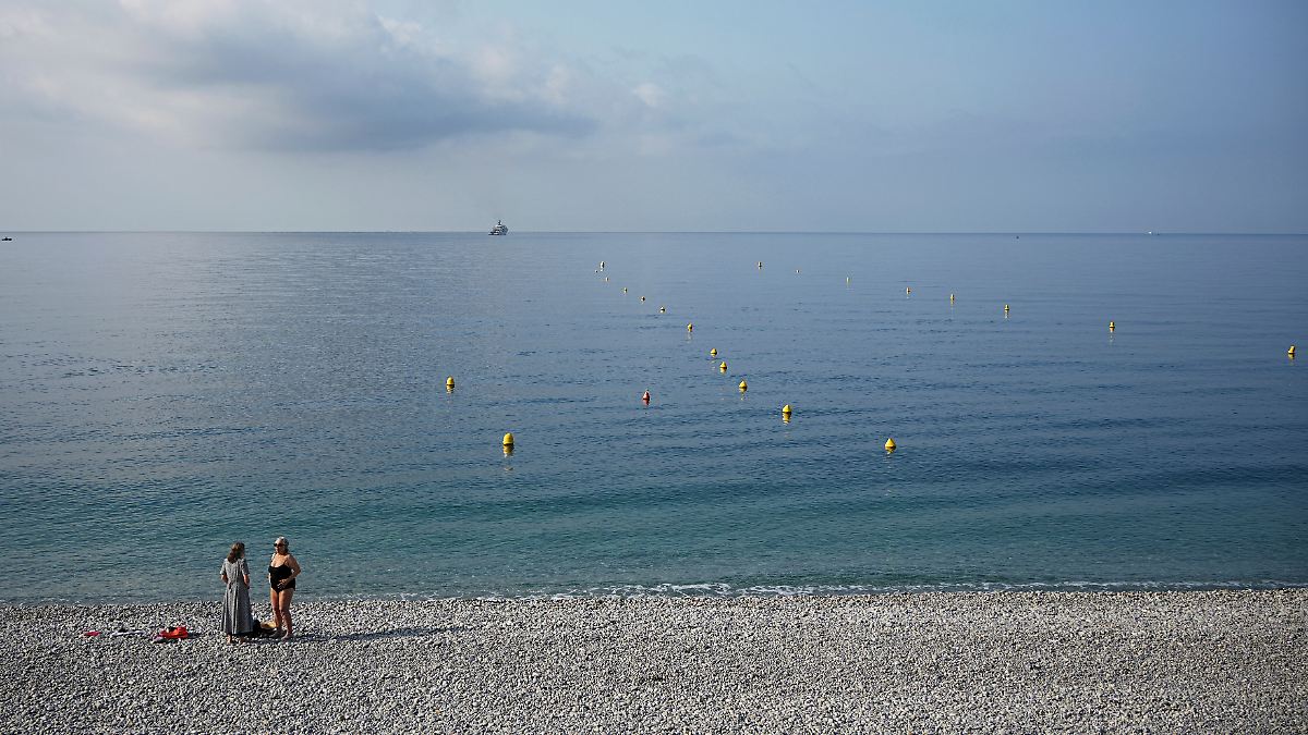 In 2300 Metern Tiefe: Jahrzehnte nach Flugzeugabsturz entdecken Taucher Heck und Triebwerke