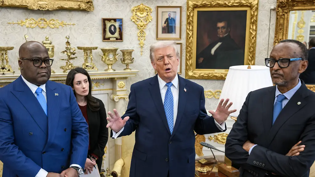 President-Donald-Trump-meets-with-President-Felix-Tshisekedi-of-the-Democratic-Republic-of-the-Congo-and-President-Paul-Kagame-of-the-Republic-of-Rwanda-Thursday-December-4-2025-in-the-Oval-Office