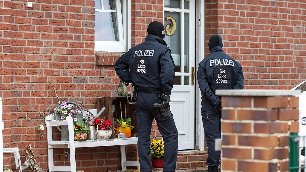 Den-Angeklagten-wird-unter-anderem-ein-Brandanschlag-auf-ein-Kulturzentrum-in-Altdoebern-Brandenburg-vorgeworfen