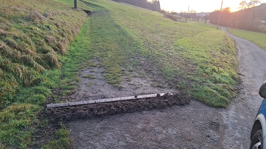 Das-Nagelbrett-war-in-Erde-verbuddelt