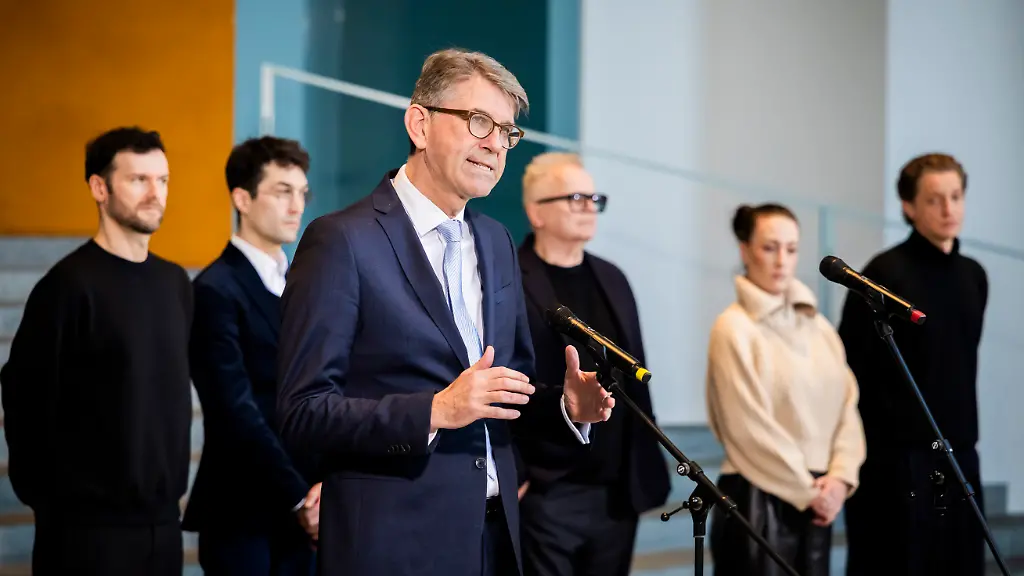 Wolfram-Weimer-parteilos-Staatsminister-fuer-Kultur-und-Medien-spricht-bei-einer-Pressekonferenz-im-Anschluss-an-eine-Gespraechsrunde-mit-Musikschaffenden-im-Bundeskanzleramt