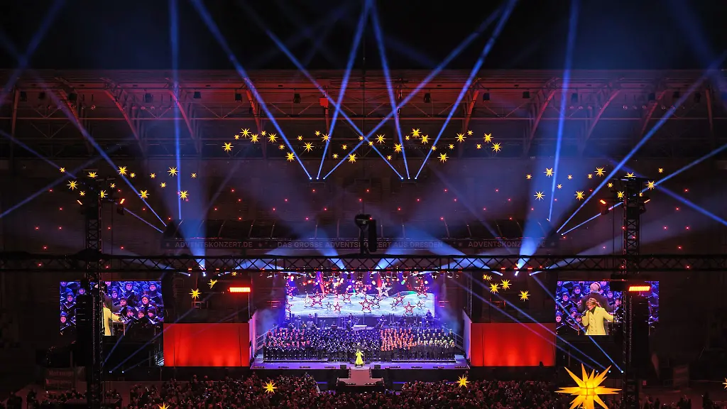 Mehrere-Choere-und-Solisten-haben-Tausende-Zuschauer-beim-Adventskonzert-im-Dresdner-Rudolf-Harbig-Stadion-begeistert