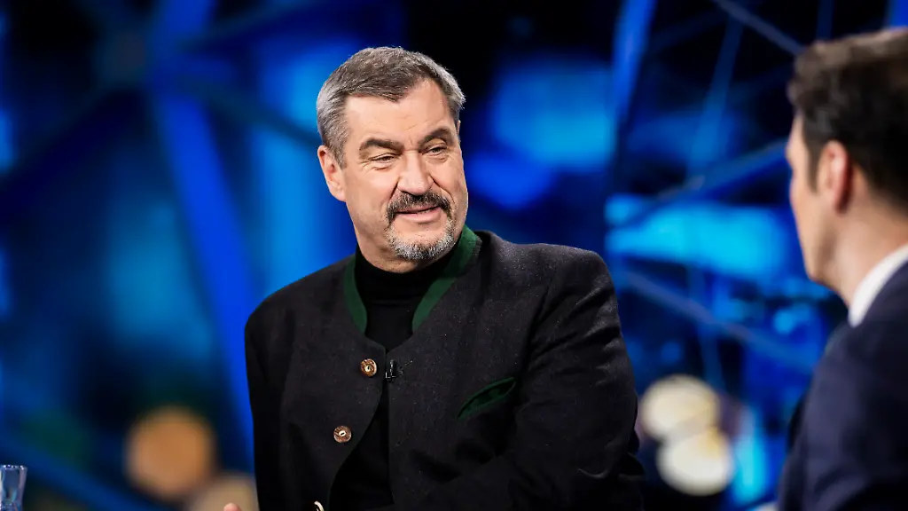 Markus-Soeder-CSU-l-Ministerpraesident-von-Bayern-und-Jan-Philipp-Burgard-Fernsehjournalist-sitzen-vor-Beginn-der-Aufzeichnung-der-Sendung-Burgard-bei-Welt-TV-im-Studio