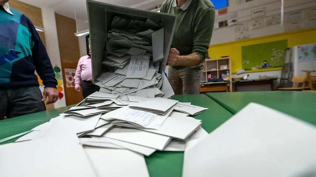 Nach-Wahlschluss-wird-in-einen-Wahllokal-eine-Wahlurne-fuer-die-Stimmenauszaehlung-ausgeschuettet-Am-Sonntag-fand-die-vorgezogene-Wahl-zum-21-Deutschen-Bundestag-statt