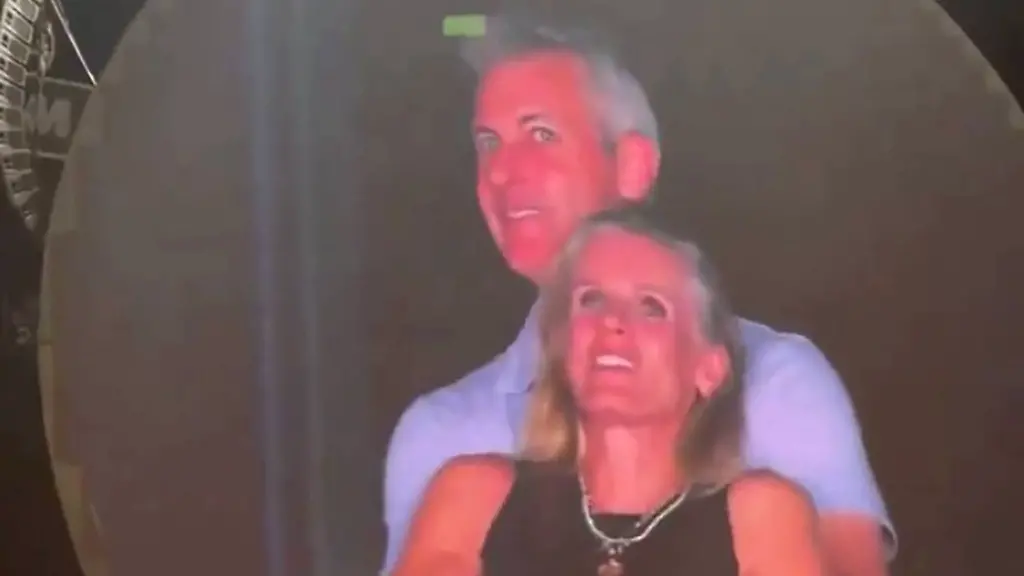 During-a-Coldplay-concert-at-Bostons-Gillette-Stadium-a-sequence-that-was-supposed-to-be-amusing-quickly-became-very-embarrassing-As-is-often-the-case-in-American-stadiums-a-Kiss-Cam-a-camera-that-films-a-couple-in-the-crowd-and-invites-them-to-kiss-stopped-on-two-spectators-who-were-close-and-visibly-accomplices-Singer-Chris-Martin-commented-on-the-scene-in-a-humorous-tone-Oh-look-at-those-two-How-are-you-Hein-Either-theyre-having-an-affair-or-theyre-just-very-shy-he-laughed