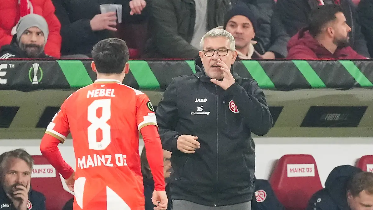Trainer-Urs-Fischer-1-FSV-Mainz-05-steht-erstmals-bei-Mainz-05-an-der-Seitenlinie-und-gibt-Paul-Nebel-1-FSV-Mainz-05-8-Anweisungen-18-12-2025-1-FSV-Mainz-05-vs