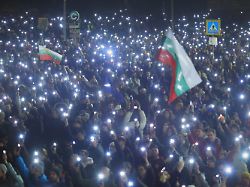 Menschen fordern faire Neuwahl: Auch nach Rücktritt der Regierung: Tausende Bulgaren protestieren