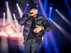 "Sellout-Move" in Grünheide: Kool Savas verstört Fans mit Tesla-Auftritt - und geht auf Distanz