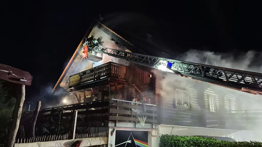 Alle-Bewohnerinnen-und-Bewohner-konnten-das-brennende-Haus-eigenstaendig-verlassen