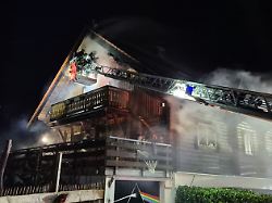 Nordrhein-Westfalen: Brand in Wohnhaus - zwei Menschen ins Krankenhaus gebracht