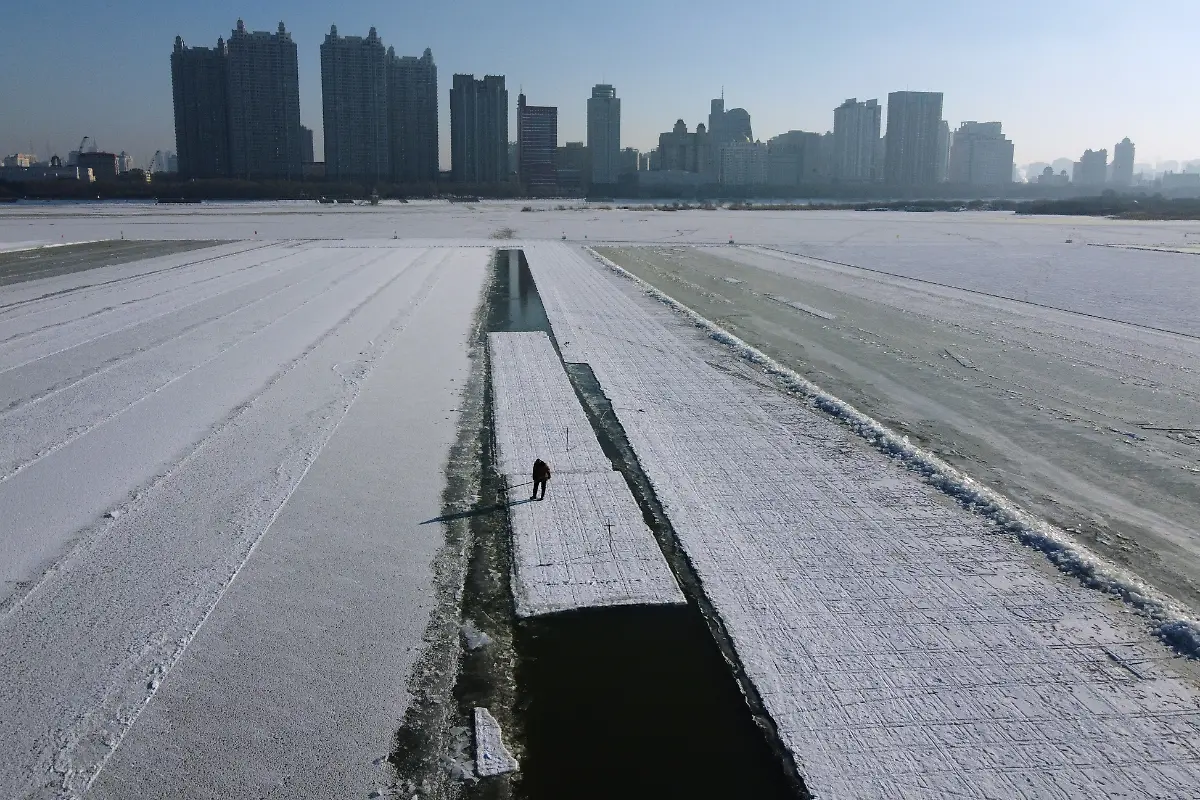 2020-12-22T224852Z-2135206105-RC2MSK9YFZ7D-RTRMADP-3-CHINA-ICEFESTIVAL