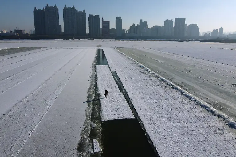 2020-12-22T224852Z-2135206105-RC2MSK9YFZ7D-RTRMADP-3-CHINA-ICEFESTIVAL