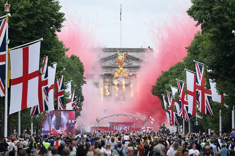 Soccer-Football-UEFA-Women-s-Euro-2025-England-Victory-Parade-London-Britain-July-29-2025-Pyrotechnics-and-smoke-is-seen-down-The-Mall-as-England-players-lift-the-trophy-and-celebrate-with-fans-during-the-victory-celebrations-REUTERS-Toby-Melville-TPX-IMAGES-OF-THE-DAY