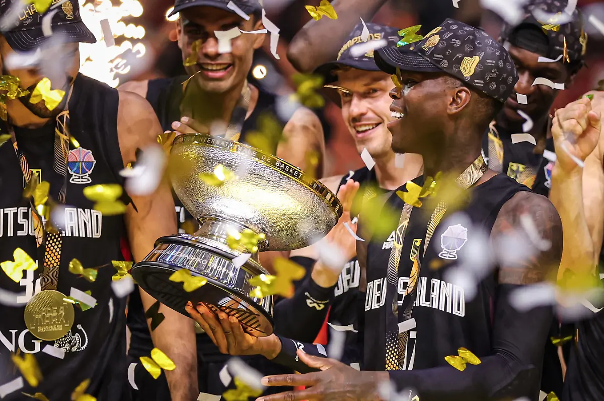 Deutsche-Basketball-Nationalmannschaft-ist-EuroBasket-2025-Champion-Europameister-2025-Dennis-Schr-der-of-Germany-pr-sentiert-der-Mannschaft-den-Pokal-FIBA-EuroBasket-2025-T-rkei-v-Deutschland-FIBA-EuroBasket-2025-Finale-14-09