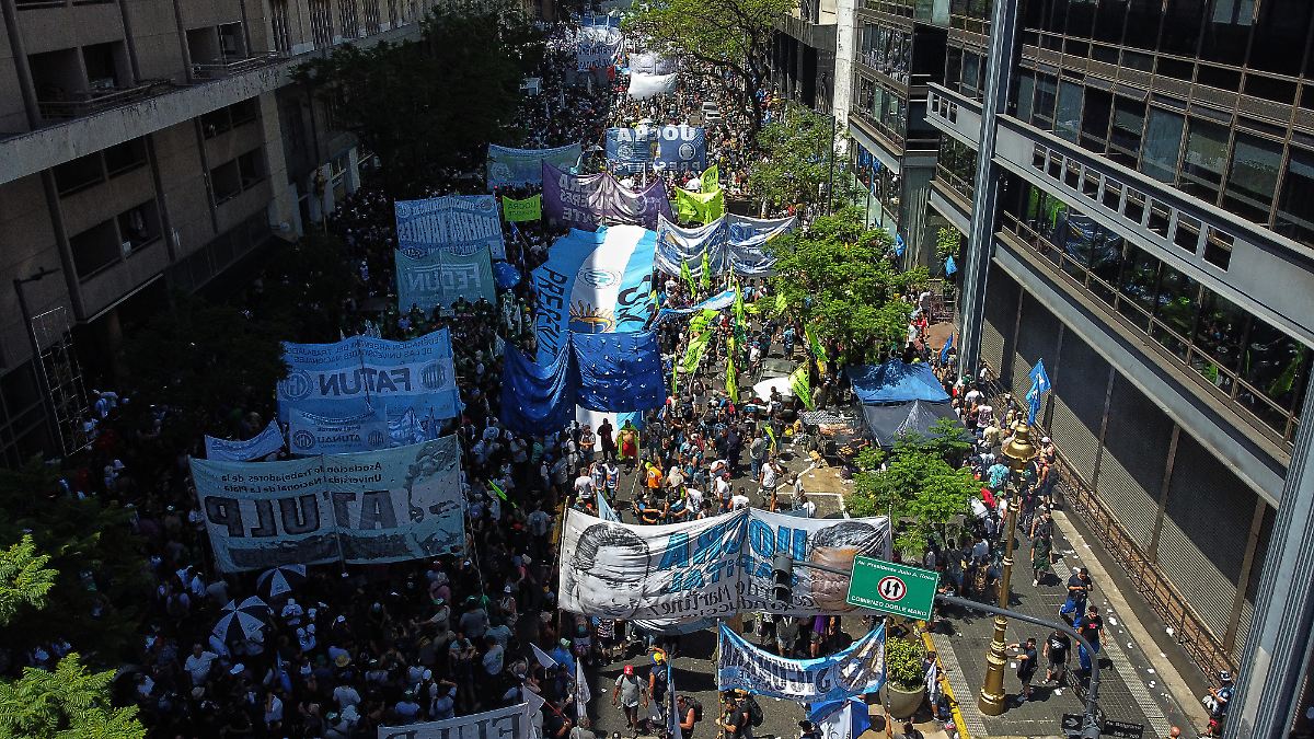 Kritik-an-Arbeitsmarktreform-Tausende-Argentinier-demonstrieren-gegen-Mileis-Pl-ne-f-r-Zw-lf-Stunden-Tag