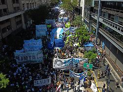 Kritik an Arbeitsmarktreform: Tausende Argentinier demonstrieren gegen Mileis Pläne für Zwölf-Stunden-Tag