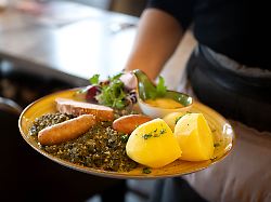 Senkung der Mehrwertsteuer: Schwesig zweifelt an Ersparnissen für Restaurantbesucher