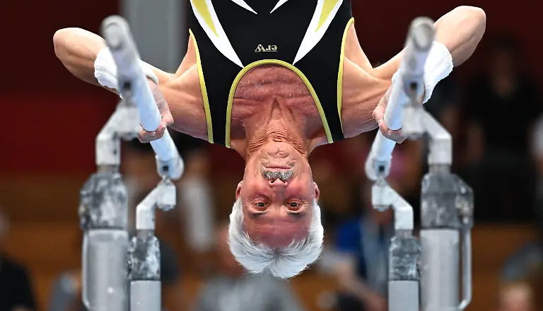 Hermann-Strittmatter-vom-SV-Istein-turnt-bei-den-Deutschen-Seniorenmeisterschaften-im-Geraetturnen-Die-Wettkaempfe-finden-im-Rahmen-des-Internationalen-Deutschen-Turnfestes-statt-Das-viertaegige-Turnfest-bietet-bis-zum-01-06-2025-Wettkaempfe-Vorfuehrungen-und-Shows-darunter-zehn-deutsche-Meisterschaften-Mit-rund-50-000-Aktiven-und-hunderttausenden-Gaesten-gehoert-das-Turnfest-zu-den-groessten-Breitensportereignissen-der-Welt