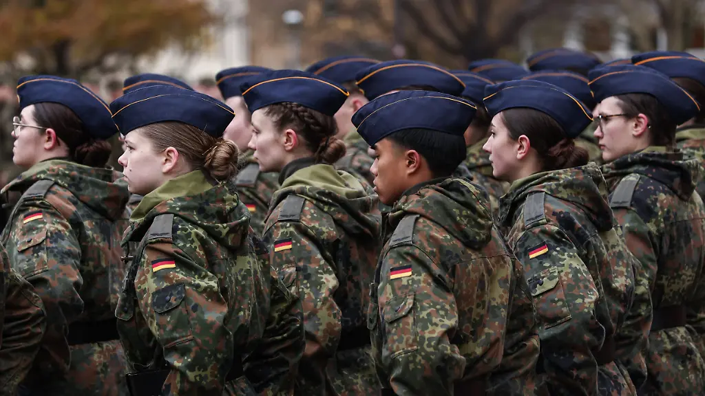 Soldaten-stehen-in-Formation-waehrend-der-Veranstaltung-zum-70-Gruendungstag-der-Bundeswehr-Rund-160-Rekrutinnen-und-Rekruten-des-Luftwaffenausbildungsbataillons-aus-Roth-und-des-Heimatschutzregiments-5-aus-Hessen-mit-Sitz-in-Thueringen-legten-ihren-Diensteid-ab