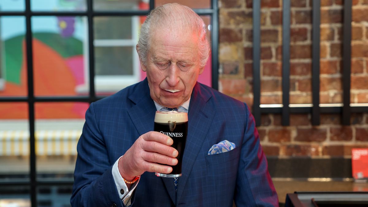 Gut-gelaunt-nach-Krebs-Update-K-nig-Charles-zapft-ein-Bierchen