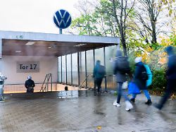 "Gehaltsfreeze" und Boni-Kürzung: VW-Mitarbeiter vor schmerzhaften Gehaltseinschnitten