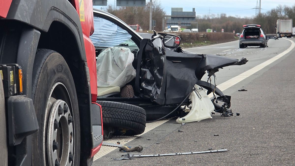 Horror-auf-der-Autobahn-57-Fahrer-und-Begleiterin-steigen-nach-Unfall-aus-Auto-beide-tot