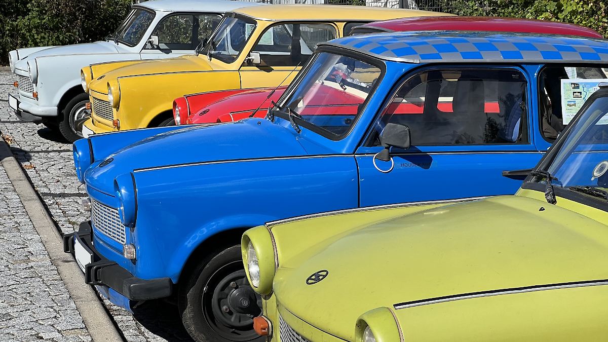 Stinker-Rennpappe-Plastebomber-DDR-Kultautos-P-70-und-Trabant-verspottet-und-geliebt