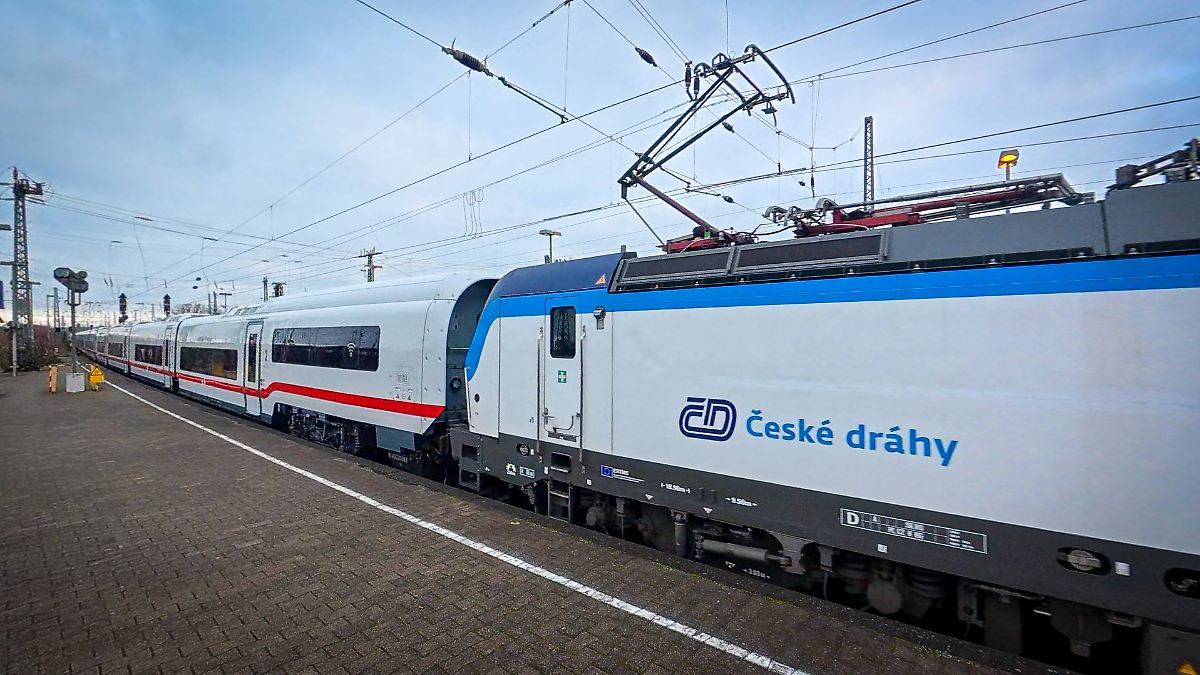 Keine-Zulassung-f-r-das-Original-Neuer-ICE-L-wird-von-gemieteten-Loks-gezogen-und-f-hrt-langsamer