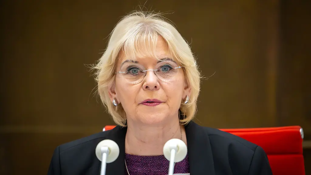 Brandenburgs-Landtagspraesidentin-Ulrike-Liedtke-hat-die-Abgeordneten-in-die-Weihnachtspause-verabschiedet