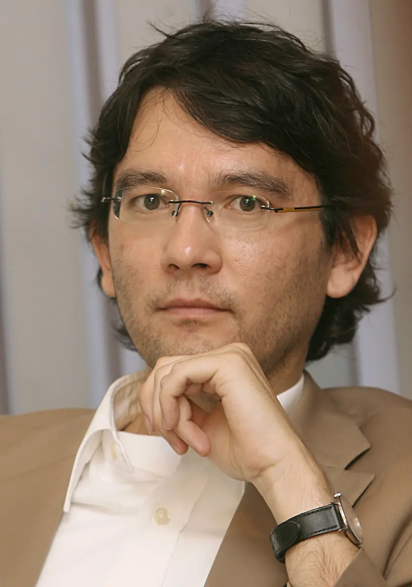 Der-Karikaturist-Heiko-Sakurai-aufgenommen-am-Donnerstag-02-07-2009-in-Berlin-Sakurai-zeichnete-den-Comic-Miss-Tschoermaenie-Wie-aus-Angie-unsere-Kanzlerin-wurde-der-ueber-die-wichtigsten-Stationen-aus-Leben-und-Karriere-von-Angela-Merkel-erzaehlt