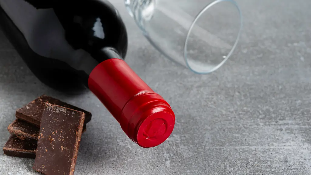 Bei-der-Sirtfood-Diaet-sind-dunkle-Schokolade-und-Wein-erlaubt