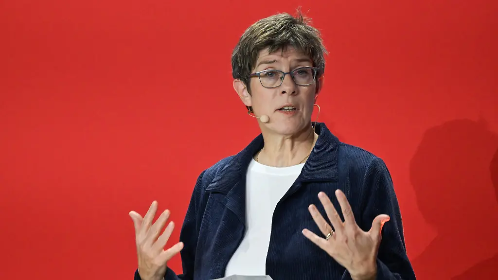 27-11-2025-Berlin-Annegret-Kramp-Karrenbauer-Vorsitzende-Gesellschafterversammlung-Deutsche-Kinder-und-Jugendstiftung-spricht-waehrend-der-Preisverleihung-des-Deutschen-Kita-Preises-Geehrt-werden-jeweils-drei-Preistraeger-in-den-Kategorien-Kita-des-Jahres-und-Lokales-Buendnis-fuer-fruehe-Bildung-des-Jahres