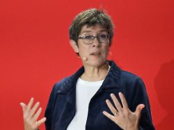 Vorsitz der Adenauer-Stiftung: Kramp-Karrenbauer setzt sich gegen Merz-Kandidaten durch