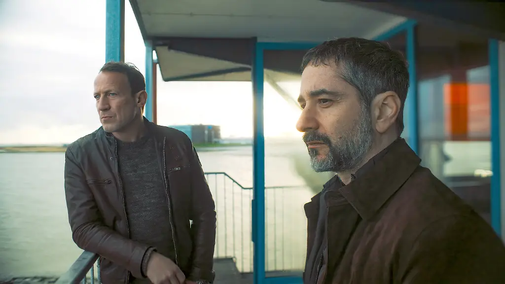 ARD-NDR-TATORT-SCHWARZER-SCHNEE-am-Sonntag-21-12-25-um-21-45-Uhr-im-ERSTEN-Das-neue-Ermittlerduo-Thorsten-Falke-Wotan-Wilke-Moehring-und-Mario-Schmitt-Denis-Moschitto-ermitteln-in-ihrem-ersten-gemeinsamen-Fall-in-den-Niederlanden-NDR-Georges-Pauly-honorarfrei-Verwendung-gemaess-der-AGB-im-engen-inhaltlichen-redaktionellen-Zusammenhang-mit-genannter-NDR-Sendung-bei-Nennung-Bild-NDR-Georges-Pauly-S2-NDR-Presse-und-Information-Fotoredaktion-Tel-040-4156-2306-oder-2305-pressefoto-ndr