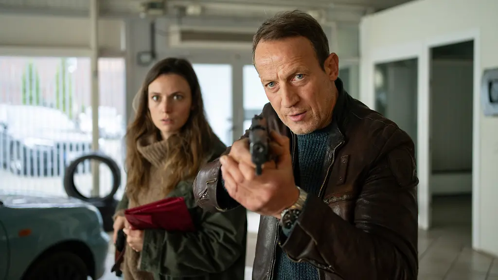 ARD-NDR-TATORT-EIN-GUTER-TAG-am-Sonntag-21-12-25-um-20-15-Uhr-im-ERSTEN-Lynn-de-Baer-Gaite-Jansen-und-Falke-Wotan-Wilke-Moehring-NDR-Georges-Pauly-honorarfrei-Verwendung-gemaess-der-AGB-im-engen-inhaltlichen-redaktionellen-Zusammenhang-mit-genannter-NDR-Sendung-bei-Nennung-Bild-NDR-Georges-Pauly-S2-NDR-Presse-und-Information-Fotoredaktion-Tel-040-4156-2306-oder-2305-pressefoto-ndr