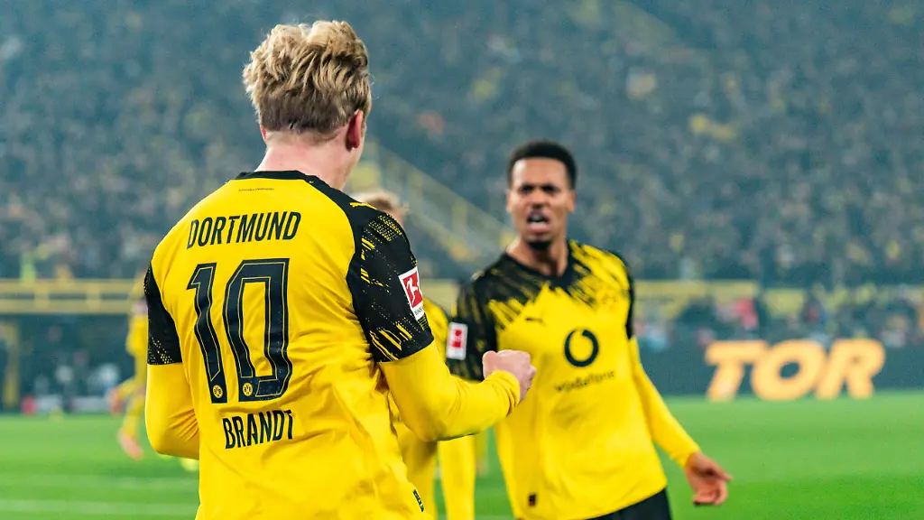 19-12-2025-Borussia-Dortmund-vs-Borussia-Moenchengladbach-1-Bundesliga-15-Spieltag-Tor-zum-1-0-durch-Julian-Brandt-Borussia-Dortmund-10-hier-Felix-Nmecha-Borussia-Dortmund-8-Wichtiger-Hinweis-Gemaess-den-Vorgaben-der-DFL-Deutsche-Fussball-Liga-bzw