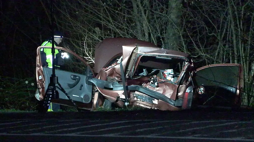 Rettungskraefte-haben-den-lebensbedrohlich-verletzten-57-Jaehrigen-und-seine-Beifahrerin-geborgen-und-in-eine-Klinik-gebracht