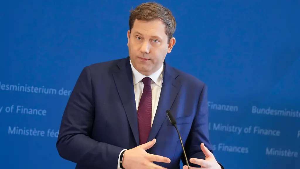 Statement-Finanzminister-Klingbeil-zur-Reform-privater-Altersvorsorge-Finanzminister-Lars-Klingbeil-im-Portrait-mit-Gestik-untermauert-der-Minister-seine-Aussagen-beim-Statement-zur-Reform-privater-Altersvorsorge-und-Fruehstartrente-Berlin-17-12