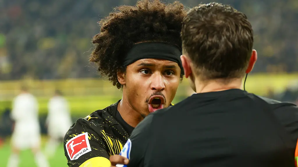 Dortmund-Signal-Iduna-Park-19-12-25-GER-Herren-1-Bundesliga-Saison-2025-2026-Borussia-Dortmund-Borussia-Moenchengladbach-Karim-Adeyemi-Borussia-Dortmund-und-der-Linienrichter-DFB-DFL-REGULATIONS-PROHIBIT-ANY-USE-OF-PHOTOGRAPHS-AS-IMAGE-SEQUENCES-AND-OR-QUASI-VIDEO