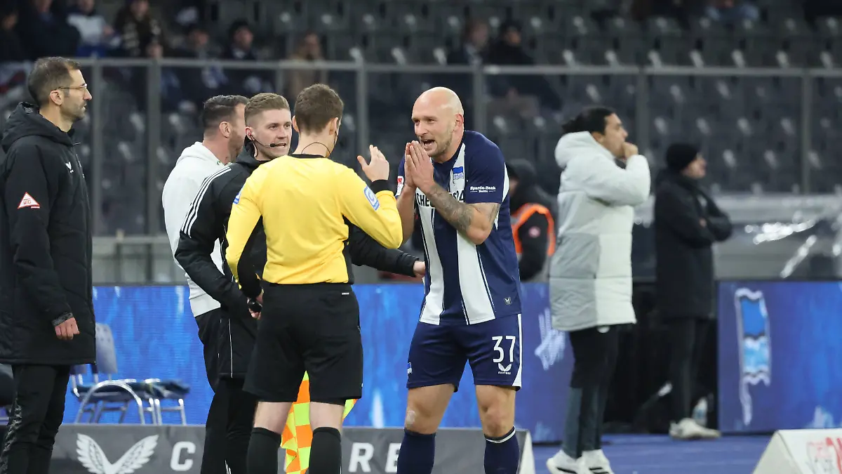 2-Fussball-Bundesliga-Hertha-BSC-Bielefeld-Toni-Leistner-Hertha-BSC-37-muss-vom-Spielfeld-nach-Platzverweis-rote-Karte-waehrend-der-Begegnung-in-der-2-Fussball-Bundesliga-Hertha-BSC-Berlin-DSC-Arminia-Bielefeld-19-12-2025-in-Berlin-Olympiastadion-DFB-regulations-prohibit-any-use-of-photographs-as-image-sequences-and-or-quasi-video