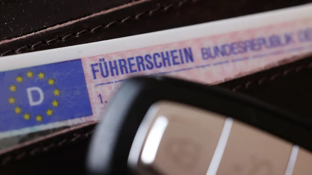 Ein-Fuehrerschein-Fuehrerschein-der-Bundesrepublik-Deutschland-in-einem-Portmonnaie-mit-einem-Autoschluessel-Autoschluessel-Fuehrerschein-Fuehrerschein-am-27-11-2025-in-Siegen-Deutschland